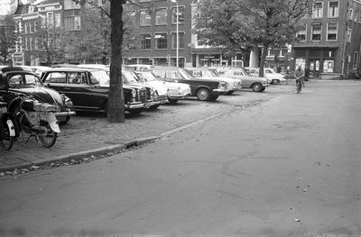 810938 Afbeelding van enkele op de Neude te Utrecht geparkeerde auto's.